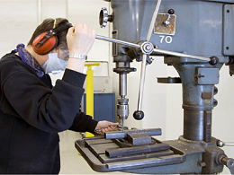 五金沖壓加工廠，如何用普通沖床生產(chǎn)精密沖壓件？