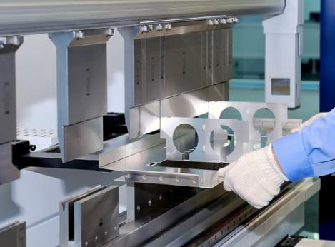 操作員正在進(jìn)行鈑金加工作業(yè) 操作員正在進(jìn)行鈑金加工作業(yè)