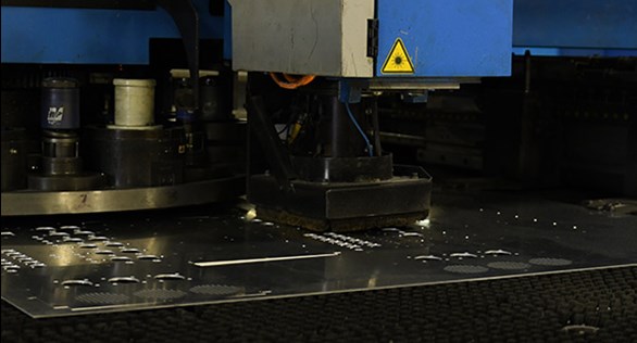 沖壓機對于切割相對簡單的零件特別有效，否則零件將被激光或水刀切割