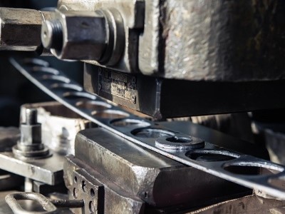 云浮沖壓件廠，雙動(dòng)沖床安裝拉伸模的方法