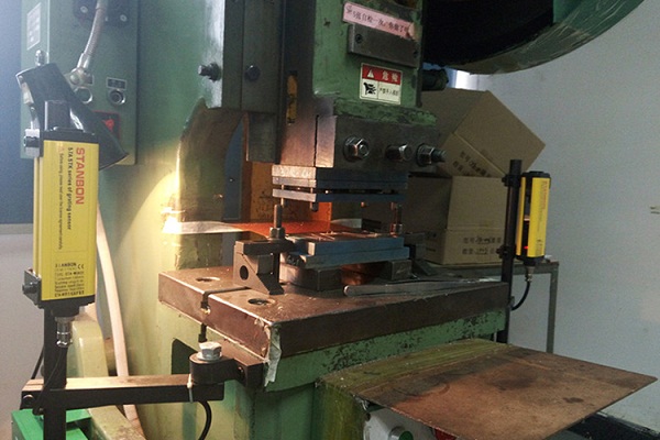 鈑金加工廠的沖床保護(hù)裝置 鈑金加工廠的沖床保護(hù)裝置