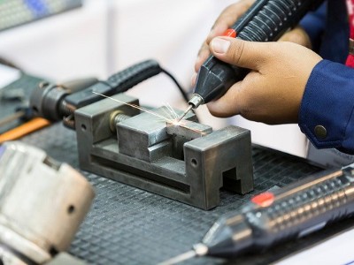 羅湖五金沖壓件加工廠(chǎng)，如何消除沖壓件的毛刺？