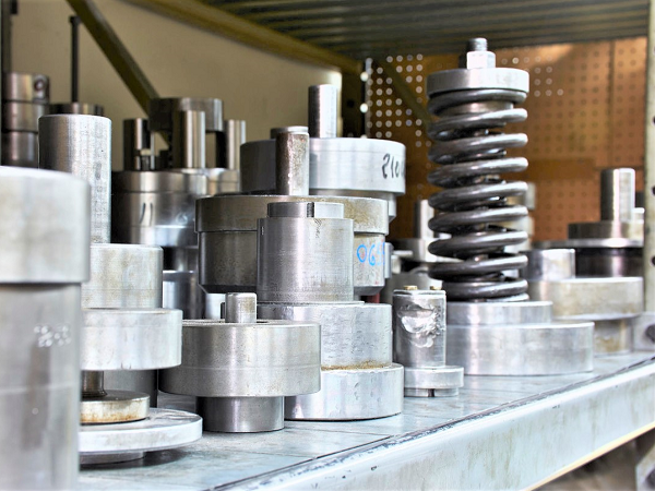 五金沖壓模具多少錢？外發(fā)加工價(jià)格_24小時(shí)報(bào)價(jià)