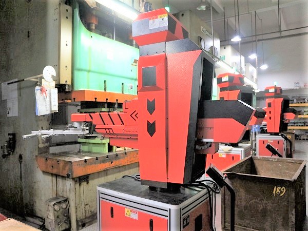 看精密五金沖壓加工產(chǎn)品怎么區(qū)分沖頭蹦還是刀口蹦？