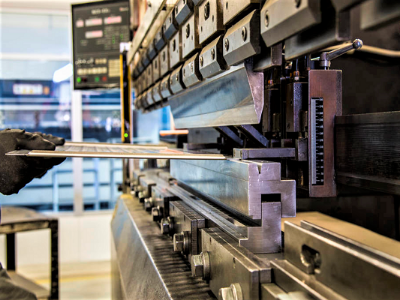 東莞五金沖壓加工廠，鉗工操作臺虎鉗詳細解說